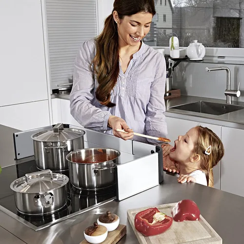 Vista 4 de Qdos Safety Protector adhesivo de aluminio para estufas – Complementa diseños modernos de cocina – Se adapta a estufas y la mayoría de estufas
