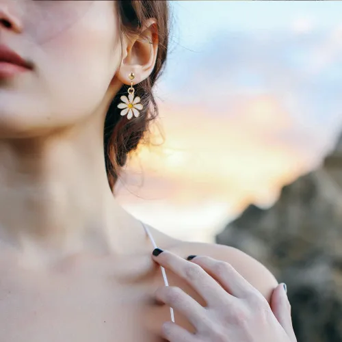 Vista 3 de Aretes de tuerca con diseño de margarita. Bonitos aretes colgantes de crisantemo con diseño de flor de sol para mujeres y niñas