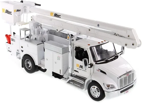 Vista 9 de Diecast Masters Escala 1:32 Peterbilt Modelo 536 con cuerpo de servicio aéreo Altec AA55, cabina blanca y cuerpo blanco Serie de transporte
