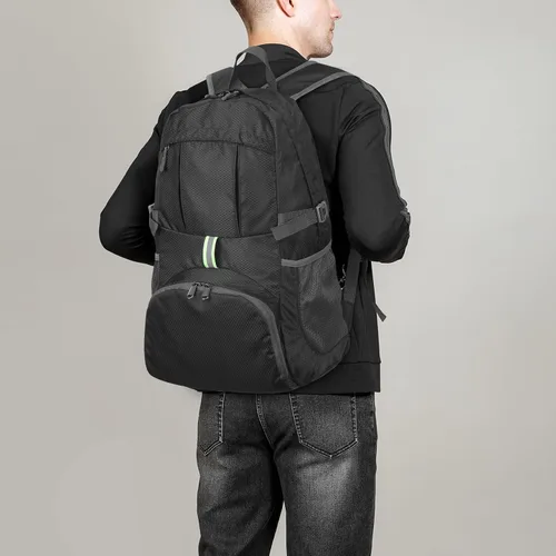 Vista 3 de Yaopeing Mochila ligera, plegable de 25 litros, resistente al agua, bolsa de hombro de viaje al aire libre para mujeres y hombres, color negro