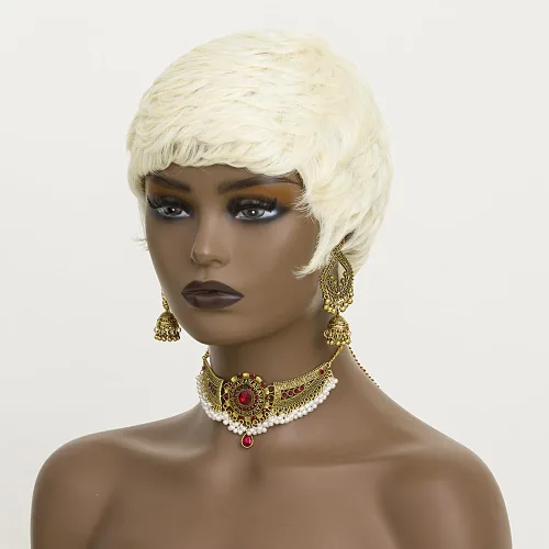 Vista 6 de Pelucas rubias 613 de corte Pixie para mujeres negras, cabello sintético rubio rizado en capas con flequillo, pelucas de corte corto para mujeres