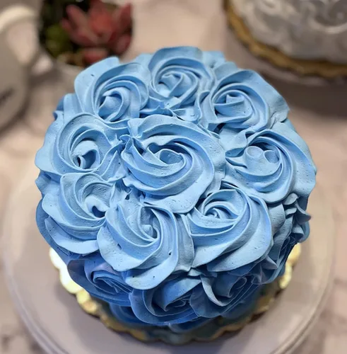 Vista 5 de Pastel falso de roseta azul hecho a mano por Dezicakes - Pastel falso - Pastel artificial