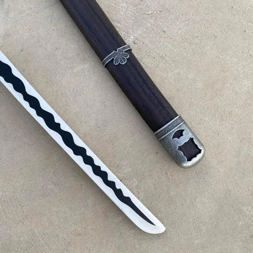 Vista 4 de Espada metálica de hoja mortal negra de 37" SEKIRO: Shadows Die Twice Wood
