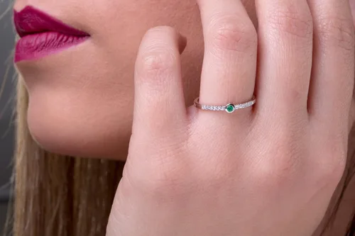 Vista 4 de Elegant Jewel Box - Anillo de esmeralda para mujer en oro macizo de 9k, 14k y 18k, delicado anillo de diamantes, diminuta banda de esmeralda