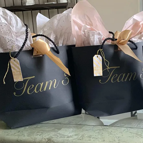 Vista 8 de Aosric Paquete de 12 bolsas de regalo negras con cinta de lazo, 7.48 x 3.54 x 7.9 pulgadas, elegante bolsa de regalo de cartulina pequeña con asas