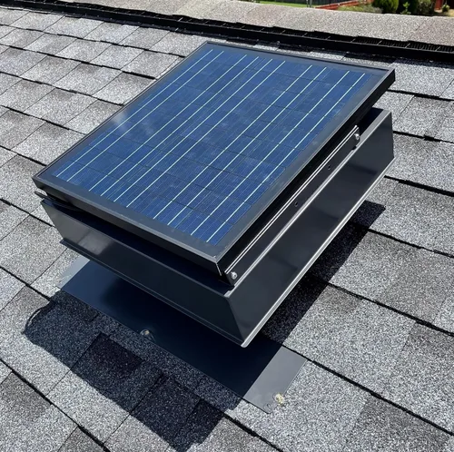 Vista 3 de Remington Solar Ventilador solar "Builder Series" de 30 vatios para ático - Incluye adaptador de 110 V para funcionamiento nocturno automático