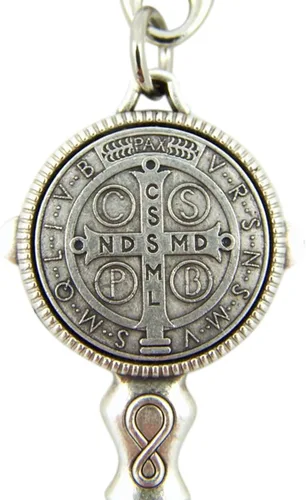 Vista 9 de Llavero colgante en forma de llave con medalla de San Benito Jubileo, 4 1/4 pulgadas