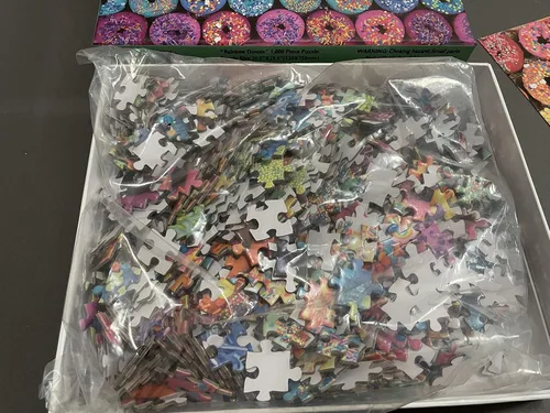 Vista 6 de Rainbow Donut - Rompecabezas de donas de 1000 piezas para adultos con colores brillantes y gránulos