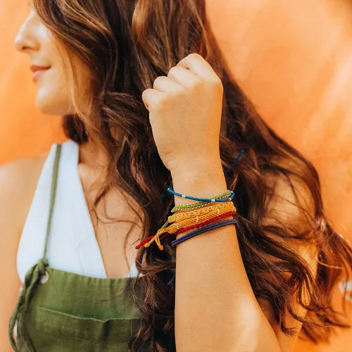 Vista 3 de Wakami New World - Juego de 3 pulseras bohemias de amistad hechas a mano Pulseras trenzadas indie para mujeres y hombres Hechas a mano por