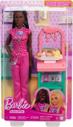 Vista 6 de Barbie Baby Doctor Playset con muñeca morena con ropa quirúrgica rosa, muñeca de bebé, muebles y accesorios