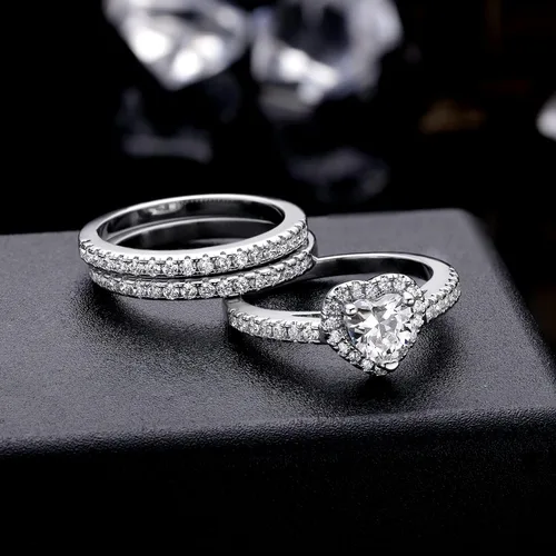 Vista 4 de MDFUN Juego de anillos de compromiso con halo de corazón tres en uno, anillo de compromiso chapado en oro blanco de 18 quilates, circonita cúbica