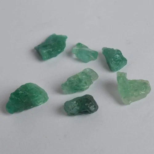 Vista 2 de GEMHUB Esmeralda en bruto sin tratar 3100 quilates lote de 6 piezas de cristal curativo verde esmeralda natural Piedra preciosa lote de piedras