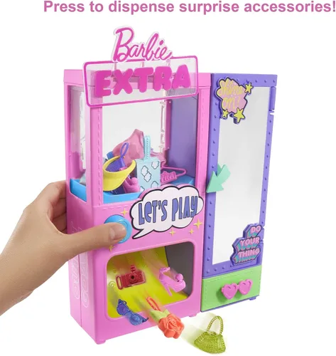 Vista 2 de Barbie Juego de moda extra sorpresa con 20 piezas, incluyendo caniche para mascotas, armario y función de botón que dispensa accesorios de moda