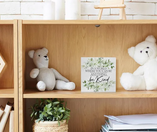 Vista 4 de Letrero de madera con texto en inglés «In a World Where You Can Ba Anything Be Kind», decoración de escritorio con cita rústica de bondad