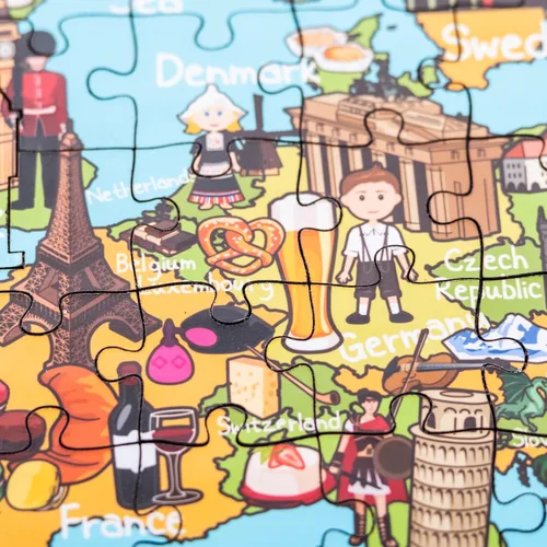 Vista 4 de Rompecabezas de madera de mapa de Europa de 152 piezas, 10 x 15 pulgadas