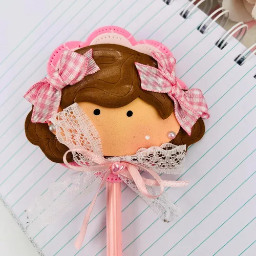 Vista 3 de Adorno hecho a mano para lápiz, adorno para bolígrafo, para niñas y amantes de la escritura, aplique en goma eva. adorable adorno de niña