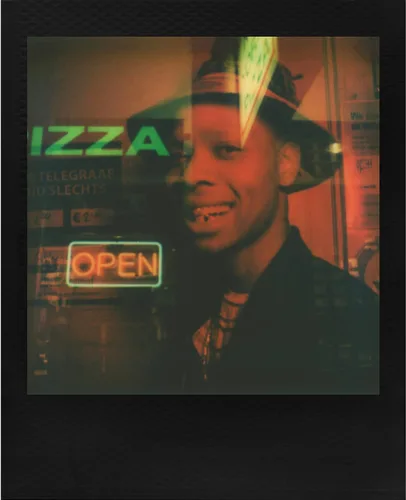 Vista 4 de Polaroid Originals Go - Película instantánea a color, marco negro, para cámara Polaroid GO, 2 paquetes dobles con tela (32 fotos)
