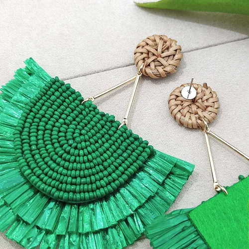 Vista 3 de COIRIS - Aretes bohemios con flecos y borla larga para mujer, Acrílico, No es una piedra preciosa
