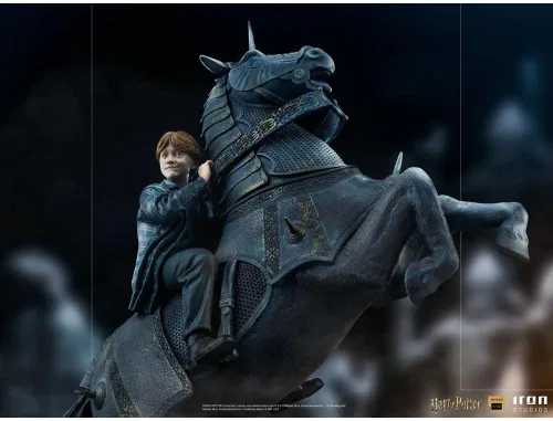 Vista 2 de Iron Studios - Harry Potter - Escala de Arte Deluxe 1/10 - Ron Weasley en la estatua de ajedrez del mago