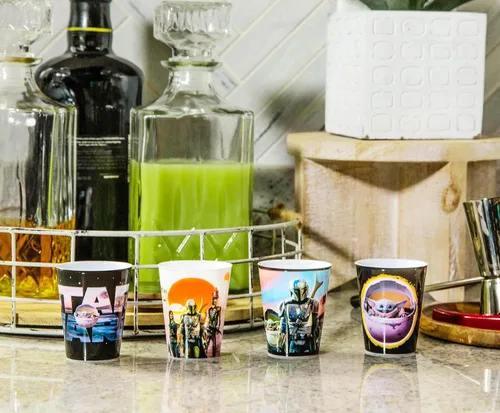 Vista 3 de Star Wars: The Mandalorian - Mini tazas de plástico de 1.5 onzas, juego de 4 vasos de whisky, vasos de whisky, vasos de bar para el hogar