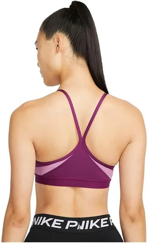 Vista 2 de Nike Dri-FIT Indy - Brasier deportivo con cuello en V y relleno ligero para mujer