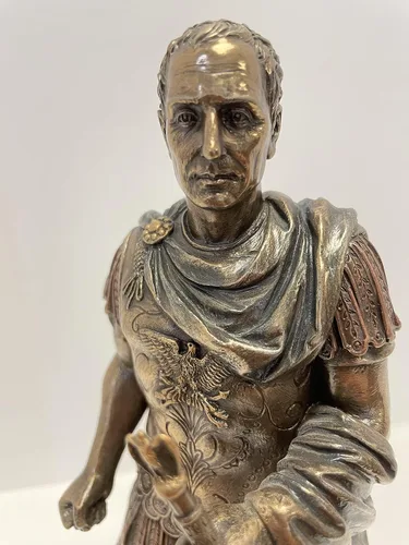 Vista 8 de Cayo Julio César en uniforme militar romano Estatua Acabado Bronce