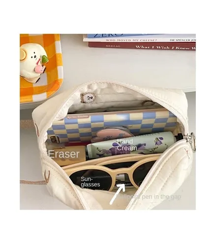 Vista 6 de Bolsa de maquillaje Kawaii de felpa para cosméticos, bolsa de aseo estética japonesa peluda, organizador de almacenamiento bordado de oso de hadas