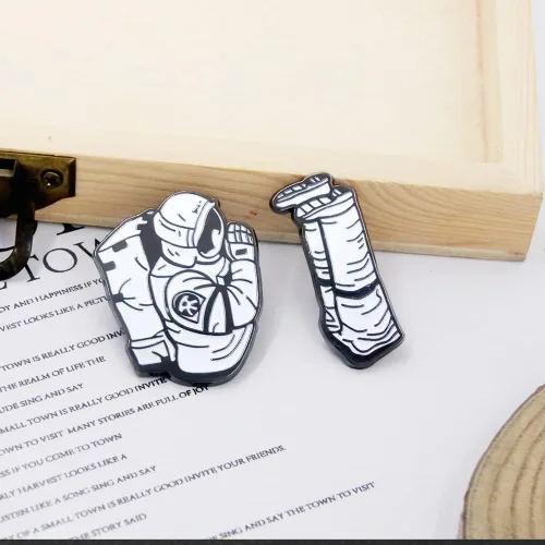 Vista 5 de Anime Chainsaw Pochita Brooch Pins - Makima Pochita Cosplay Enamel Pins - Metal Badge Jewelry Accessory for Backpack Clothes Caps