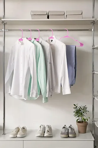 Vista 9 de ROYALE Paquete de 20 perchas de plástico rosa para ropa, colgador de ropa resistente ideal para uso diario estándar, perchas de plástico con muescas