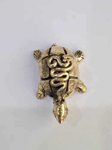 Vista 4 de Figuras en miniatura: tortuga dorada de latón, 1 unidad, 1.4 x 1.0 x 0.4 in, mini amuletos de animales para decoración de arte de Feng Shui