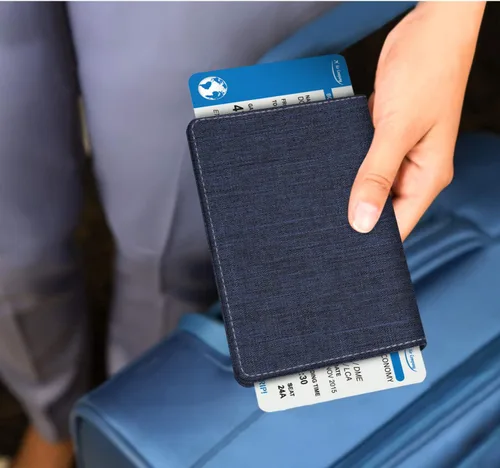Vista 8 de Fintie - Funda para tarjetas y pasaporte, de piel sintética, bloqueo RFID, cartera de viajes (mezclilla índigomarrón)