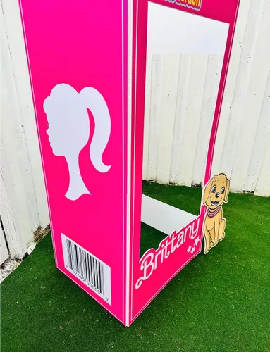 Vista 3 de 4 pies, 5 pies y 6 pies de alto, nombre personalizado, cortinas plateadas incluidas, caja de fotos de muñeca, muñeca rosa popular, fiesta