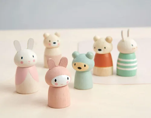Vista 5 de Tender Leaf Toys - Bear Tales - Juego de muñecas complementarias de casa de muñecas de madera, figuras de 3 piezas de familia de osos para niños
