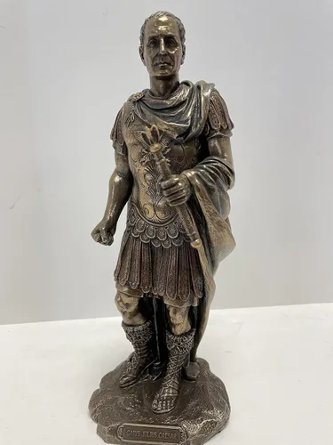 Vista 2 de Cayo Julio César en uniforme militar romano Estatua Acabado Bronce
