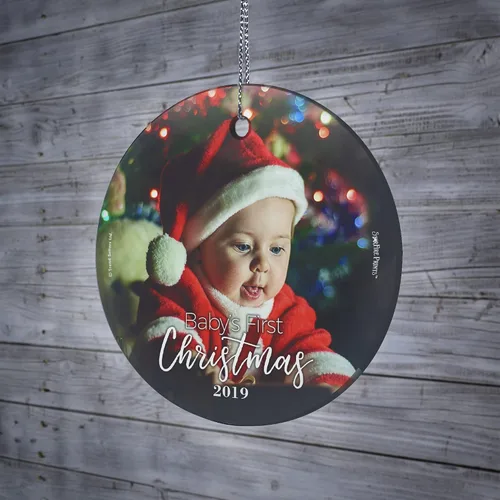 Vista 4 de Baby's First Christmas 2025 - Impresión de cristal colgante – Personalizar con año y foto – Diseño minimalista – Impresiones Starfire de 3.5