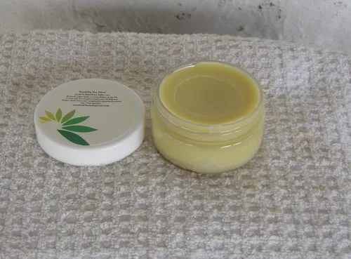 Vista 2 de Crema de bálsamo de cera de abeja con hoja de eucalipto y árnica infundida