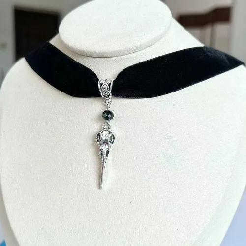 Vista 5 de Gothic Black Velvet Goth Choker Necklace for Women,Cameo Black Choker Crow Skull Pendant Necklace Vintage Collar Skull Necklace Gothic Jewelry