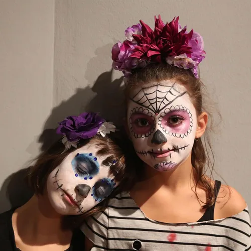 Vista 4 de Tatuajes faciales del Día de los Muertos, paquete de 10 tatuajes faciales temporales de Halloween, tatuaje facial de calavera de azúcar para adultos