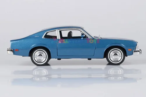 Vista 4 de 1974 Maverick 1:24 Modelo de réplica fundida a presión por Motormax Forgotten Classics Series 79042 (azul)