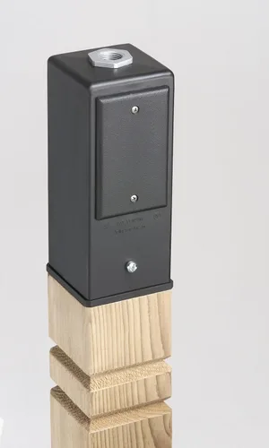 Vista 2 de Arlington Industries GPD9B Gard-N-Post - Poste de luz de montaje en cubierta para tomas de corriente/lámparas, 9 pulgadas, color negro