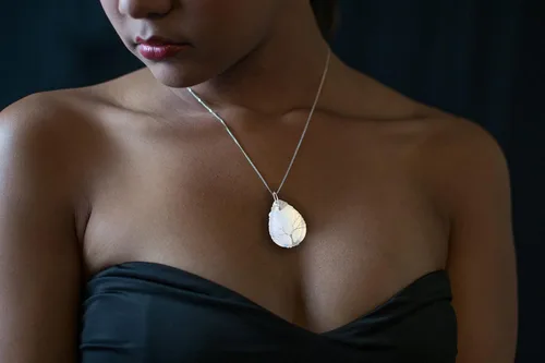 Vista 2 de Halukakah LUNARLOVE - Collar de piedra lunar Hecho a mano Platino18k chapado en oro de 18 quilates con alambre de árbol de la vida, colgante