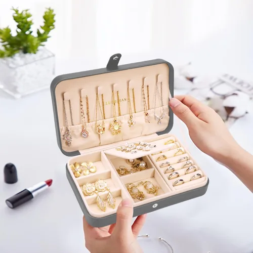 Vista 7 de CLUDEMAS Joyero organizador de viaje para mujeres y niñas pequeñas cajas de almacenamiento de joyas de piel sintética soporte portátil para joyas