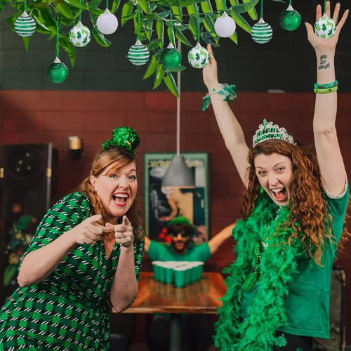 Vista 7 de Bolas colgantes de lentejuelas para el día de San Patricio, adorno de bola de trébol irlandés con purpurina de 1.96 pulgadas, bola colgante