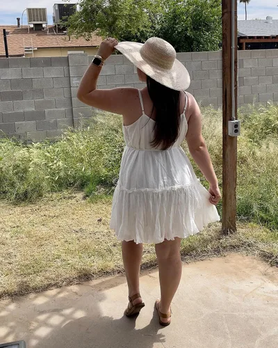 Vista 2 de Onedreamer Vestido de mujer con tirantes delgados en la cintura, nudo cruzado en la parte delantera, dobladillo con volantes, vestido corto
