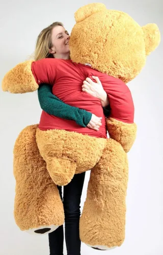 Vista 6 de Big Plush Abrazos y besos oso de peluche gigante de cinco pies de alto color marrón miel viste camiseta que dice abrazos y besos XOXO