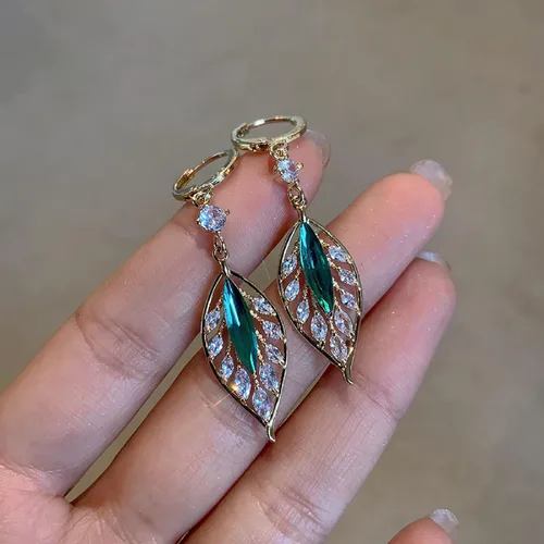Vista 6 de Aretes de esmeralda, aretes de oro, aretes de plumas, aretes colgantes de circonita de hoja, regalos de joyería para mujeres en el día de la madre.