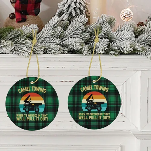 Vista 9 de Camel Towing When It's Wedged in Tight We'll Pull It Out Christmas Tree Hanging Ceramic Round Christmas Ornaments Home Decor Indoor Outdoor