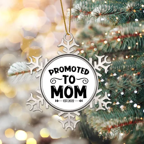 Vista 2 de Promoted to Mom Est 2022 Adornos de metal divertidos adornos de Navidad, recuerdo colgante de copo de nieve para invierno, Año Nuevo, decoración