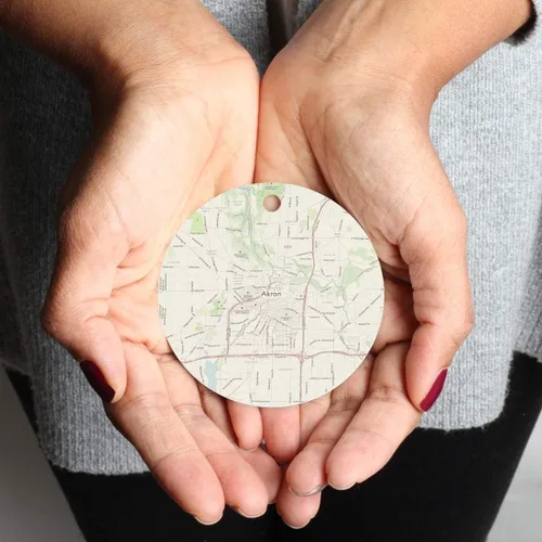 Vista 3 de Andaz Press Mapa de la ciudad de Estados Unidos redondo de madera natural MDF ornamento de Navidad, Akron, Ohio Vintage Mapa, 1 paquete, larga