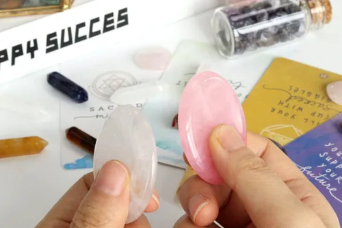 Vista 5 de DUQGUHO 2 piedras de preocupación para el pulgar para la ansiedad, cuarzo rosa natural, cristales curativos de cuarzo transparente, piedras